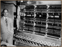 Figura 5 - John von Neumann accanto al computer da lui costruito nei primi anni '50 per l'Institute of Advanced Studies di Princeton