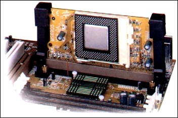 Figura 8 - Una CPU, inserita all'interno dello slot verticale che la ospita nella piastra madre.