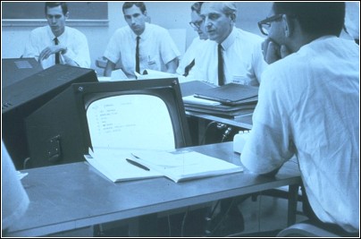 Figura 25 - Alcune postazioni di Augment, il sistema creato da Douglas Engelbart negli anni '60 per il lavoro collaborativo su informazione condivisa