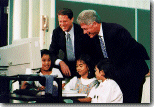 Clinton e Gore insieme a studenti con il computer