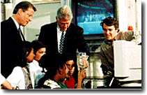 Bill Clinton e Al Gore insieme con studenti al computer