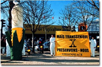 Immagine dell'azione dimostrativa organizzata da Greenpeace nel marzo 1998 nel corso del Paris Agriculture show, Francia: PRESERVIAMOCI DAL MAIS TRANSGENICO 