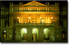 La facciata del Teatro su Piazza della Scala